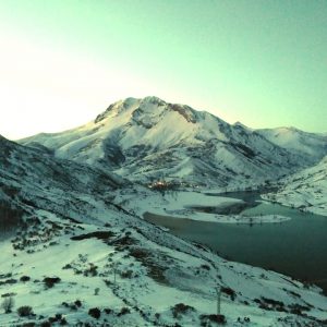 Montaña palentina nevada con Fuente de Aventuras en Camporredondo de Alba en Palencia