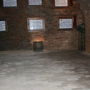Placas dedicadas a personas conocidas en bodega subterranea de Bodegas Mocen en Rueda