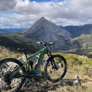 Vista de la bicicleta de Fuente de Aventuras en la montaña Palentina