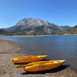 Vista de la montaña desde una piragua en la Montaña Palentina