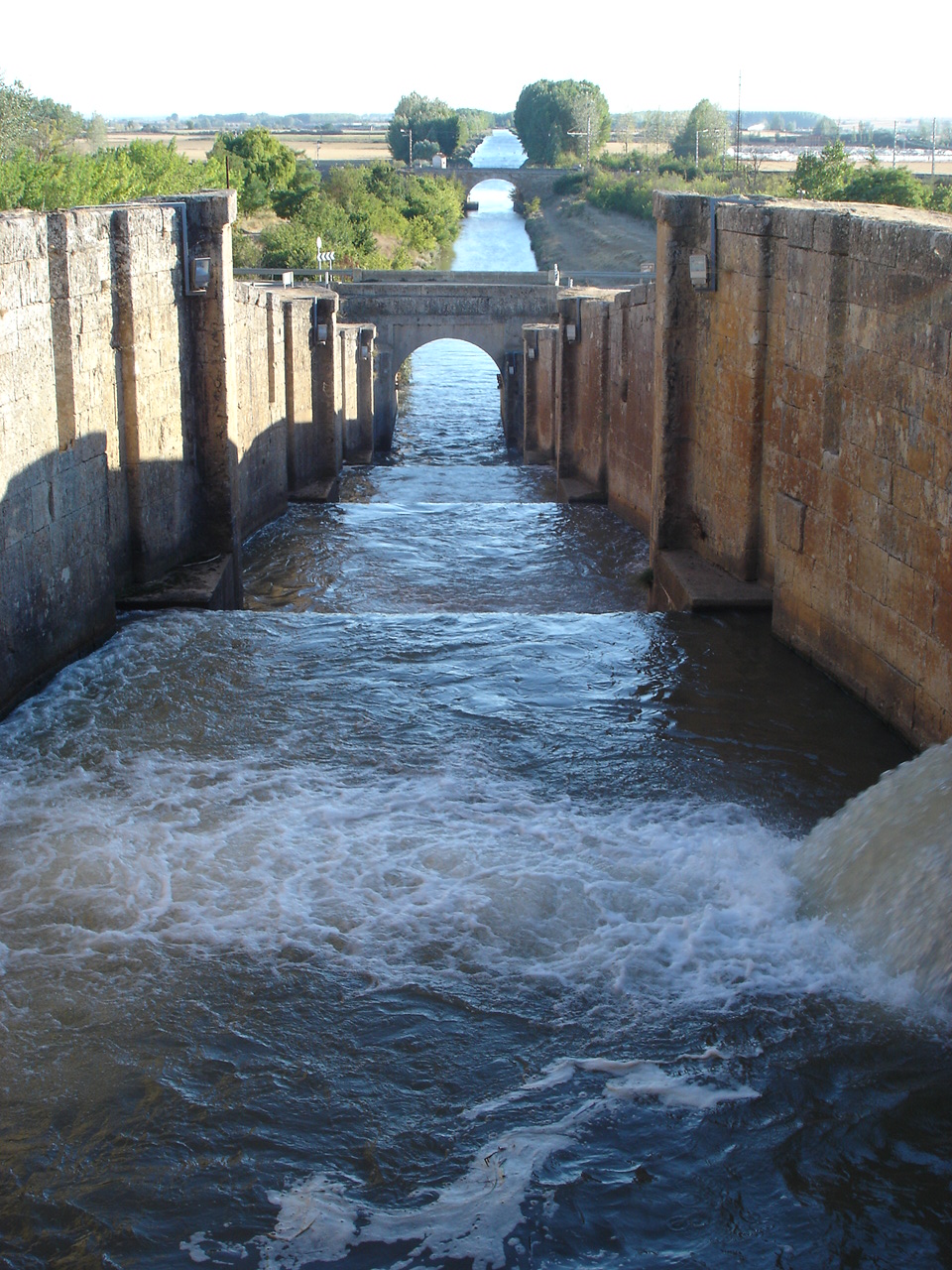 Visita las cinco esclusas del Canal de Castilla