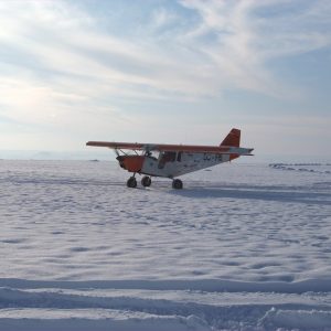 Ultraligero posando en tierra con nieve de la Escuela de Vuelo Aeroperfils