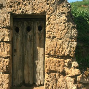 Ventana de bodega tradicional en Cubillas de Santa Marta en Valladolid