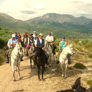 Grupo de jinetes con Gredos Ecuestre en la Sierra de Gredos