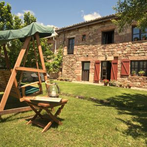 Fachada de la Casa Rural la Aceña en Quintanaluengos en la Montaña Palentina