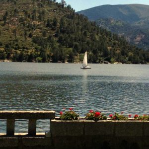 Vista a la lejanía de el Embalse de el Burguillo en Ávila