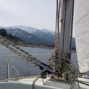 Paisaje de la Sierra de Gredos al fondo con el Burguillo a toda vela en el Embalse de El Burguillo
