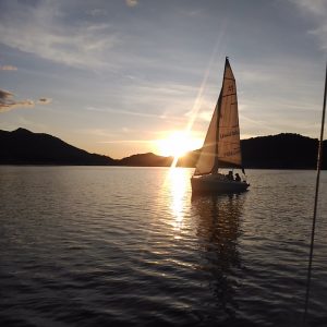 Paseo romantico al atardecer con el Burguillo a toda vela en Avila