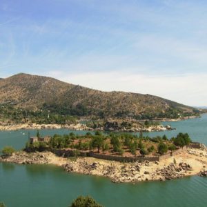Vista de la Isla privada con castillo en el Embalse de El Burguillo en Ávila