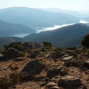 Vista del Embalse de El Burguilllo cercano al hotel El Hotelito en Navaluenga en Ávila