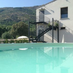 Vista del Hotel y la piscina del Hotelito en Navaluenga