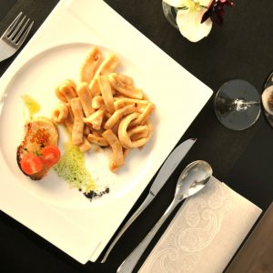 Plato de calamares con el Hotel Araz en Cantabria