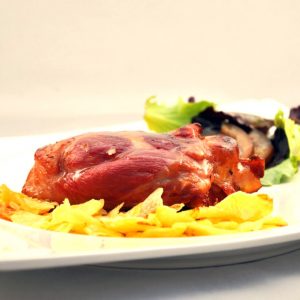 Plato de codillo en el Hotel Araz en Cantabria