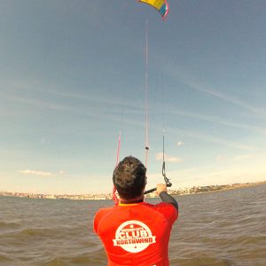 Chico practicando kitesurf con Northwind kitesurf en el Pantano del Ebro
