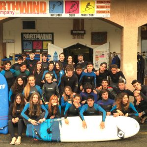 Grupo de alumnos delante de la escuela Northwind de surf en la playa de Somo en Cantabria