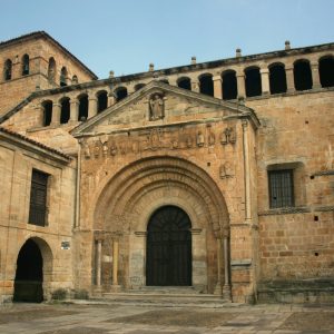 Fachada de la Colegiata de Santillana del Mar en Cantabria