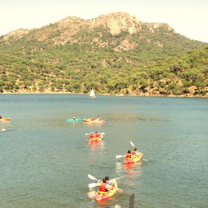 Piraguas en el Embalse de San Juan en Madrid
