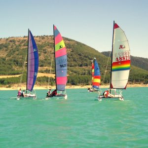 Tabla de windsurf en el Embalse de Alloz en Navarra