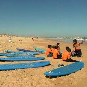 Grupo de alumnos en la Playa de Somo en Cantabria