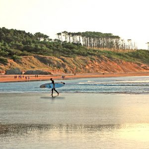 Un surfista en la Playa de Somo en Cantabria