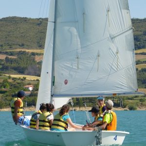 Alumnos de la escuela Navarra de vela en el Embalse de Alloz en la provincia de Navarra