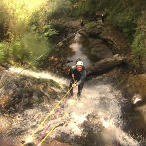 Rappel con Aqua 21 Aventura en el Río Navedo en Cantabria
