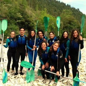 Descenso de canoas con Aqua 21 Aventura en el Río Deva en Cantabria