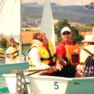 Curso de vela para adultos con la Escuela Navarra de Vela en el Embalse de Alloz
