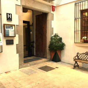 Entrada principal del Hotel Sa Voga en Arenys de Mar