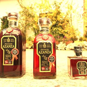 Botellas de Pacharán con Pacharán Azanza en Navarra
