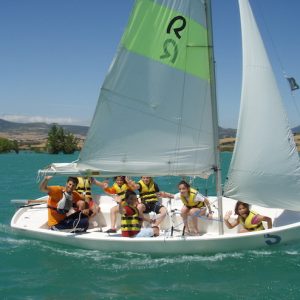 Alumnos en el barco de vela ligera en el Embalse de Alloz