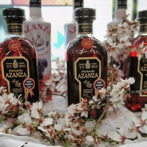 Vista de las botellas de pacharan Azanza en Navarra
