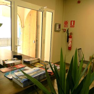 Recepción del Hostal de Arenys de Mar en Cataluñ