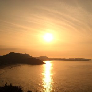 Puesta de sol en la Playa de Berria en Santoña en Cantabria
