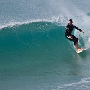 Alumna en el curso de surf de la Escuela Surfer Tarifa en Cádiz