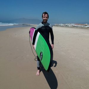 Alumno en el curso privado de la Escuela Surfer Tarifa en Tarifa