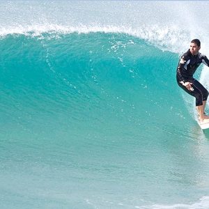 Alumno en las clases de surf de Surfer Tarifa en Cadiz