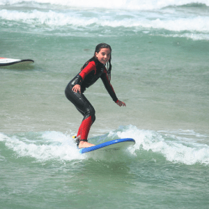 Alumna en el curso de surf de la Escuela Surfer Tarifa en Cádiz