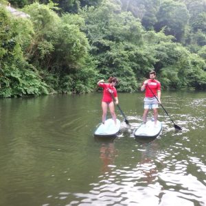 Alumnos con la Escuela Yako Surf en el Río Deba en Guipúzco