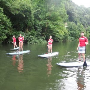Alumnos con la Escuela Yako Surf en el Río Deba en Guipúzco