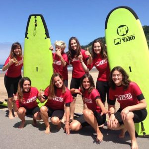 Alumnos del curso para principiantes con la Escuela Yanko Surf en Deba en Guipúzcoa