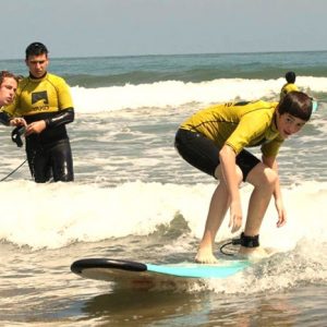 Curso para principiantes con la Escuela Yako Surf en Deba en Guipúzcoa