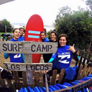 Alumnos del campamento de verano de surf con la Escuela de Surf los Locos en Suances en Cantabria