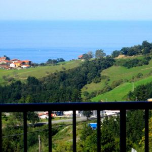 Vista desde una terraza de la habitación del Hotel Deba en Guipúzcoa