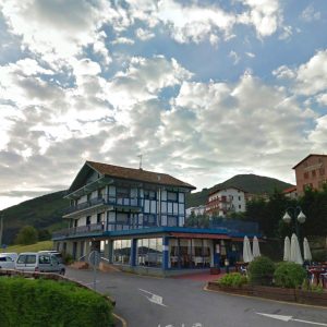 Vista desde el exterior del Hotel Kanala en Deba en Guipúzcoa