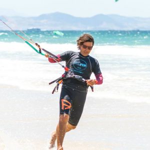 Alumno en clases de surf con la Escuela Surfer Tarifa en Tarifa