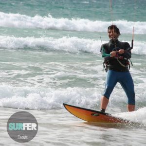 Alumno en clases de surf con la Escuela Surfer Tarifa en Tarifa