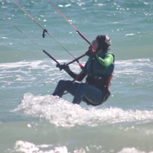 Alumna en el curso privado de surf con la Escuela Surfer Tarifa en Tarifa