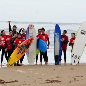 Alumnos del curso de surf con la Escuela Watsay Surf School en Santoña en Cantabria