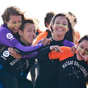 Alumnos del campamento de surf con la Escuela Watsay Surf School en la Playa de Berria en Santoña en Cantabria